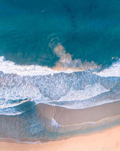 海滩海岸的高角度摄影
